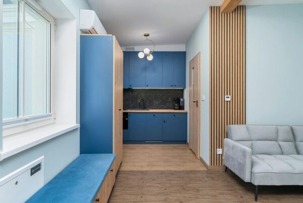 Jak efektywnie organizować przestrzeń w małym mieszkaniu, aby zwiększyć komfort codziennego życia